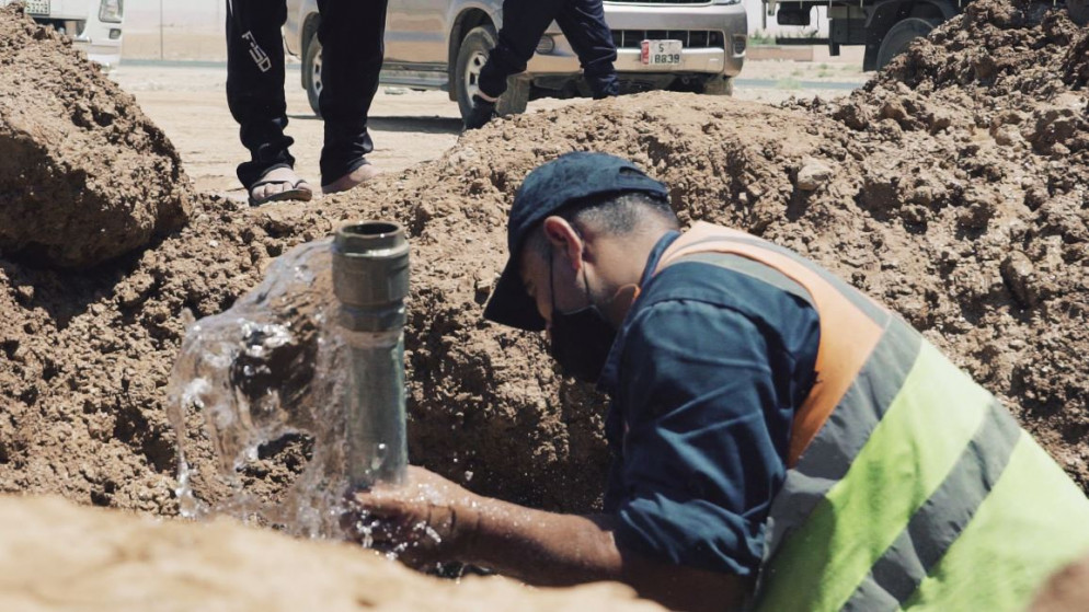 مهندس يعمل على صيانة خط ناقل مياه رئيسي في الأردن. (فادي إسكندراني/المملكة)