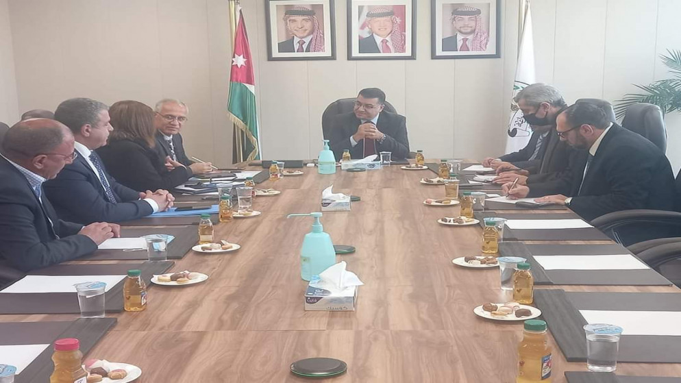 وزير الزراعة خالد الحنيفات خلال اجتماعة مع المنسق المقيم للأمم المتحدة ومنسق الشؤون الإنسانية بالإنابة "غلام محمد إسحق زى" والمنسق المقيم الممثل لمنظمة الغذاء والزراعة للأمم المتحدة نبيل العساف. (وزارة الزراعة)
