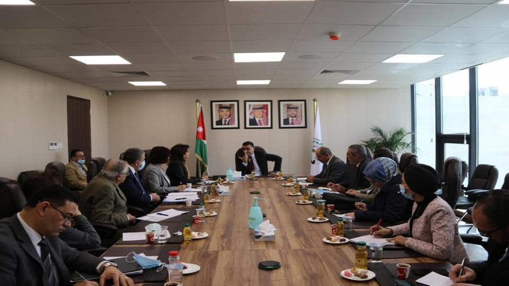 وزير الزراعة خالد حنيفات خلال لقائه ممثلي منظمة الصحة العالمية في الأردن والخارج . (وزارة الزراعة)