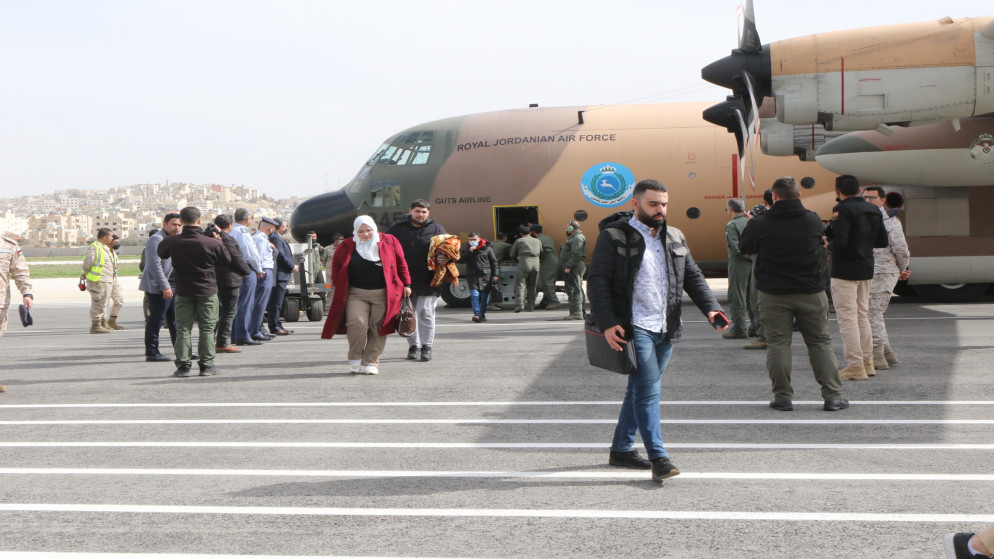 مواطنون قادمون من مطار بخارست يصلون مطار ماركا العسكري على متن طائرة عسكرية. (المملكة)