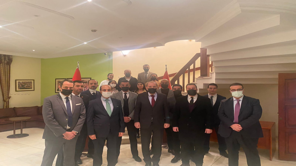 نائب رئيس الوزراء وزير الخارجية وشؤون المغتربين، أيمن الصفدي وطاقم السفارة الأردنية في أنقرة