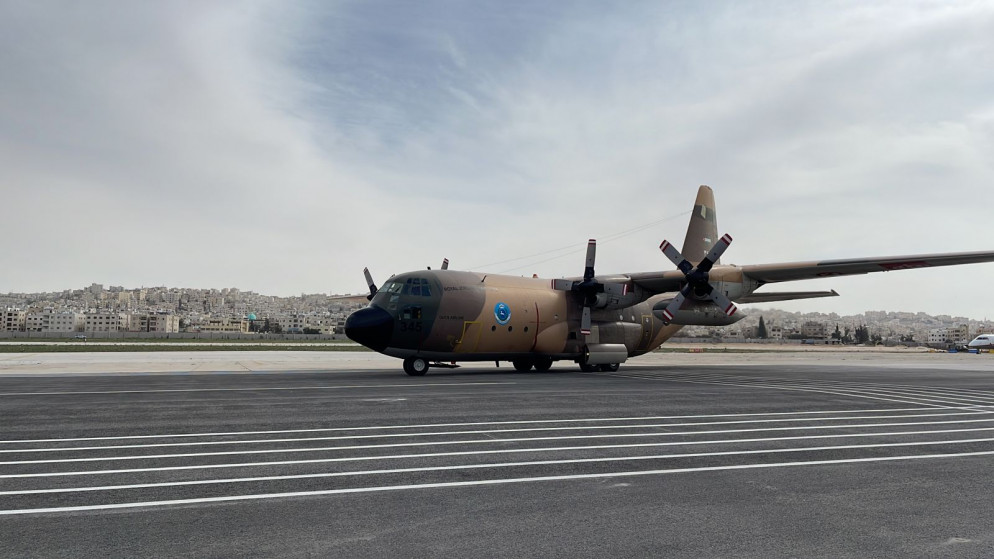 الطائرة العسكرية الأولى التي أجلت أردنيين تمكنوا من عبور الحدود إلى رومانيا قادمين من أوكرانيا. (المملكة)