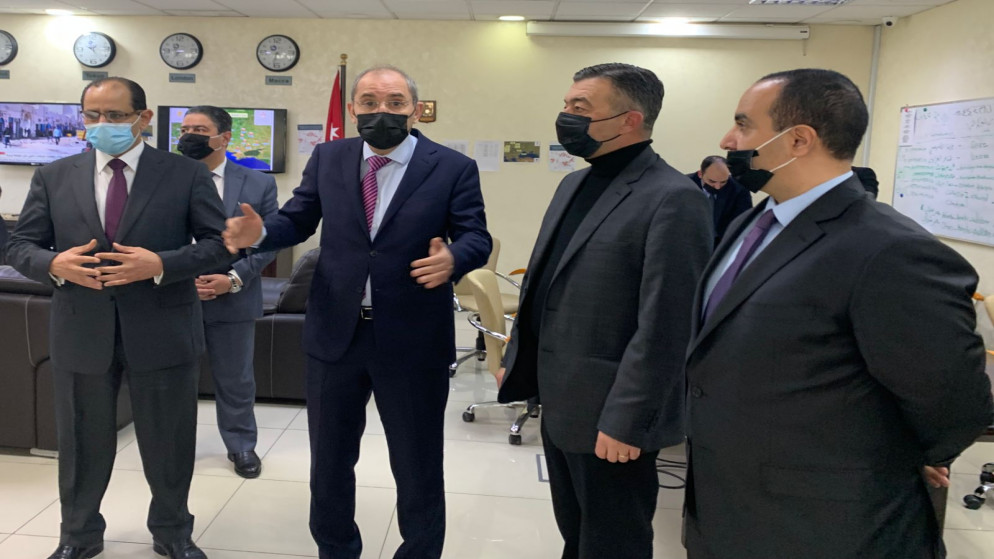 نائب رئيس الوزراء وزير الخارجية وشؤون المغتربين أيمن الصفدي خلال حديثه مع وفد نيابي زار الوزارة. 3 آذار/مارس 2022. (وزارة الخارجية)