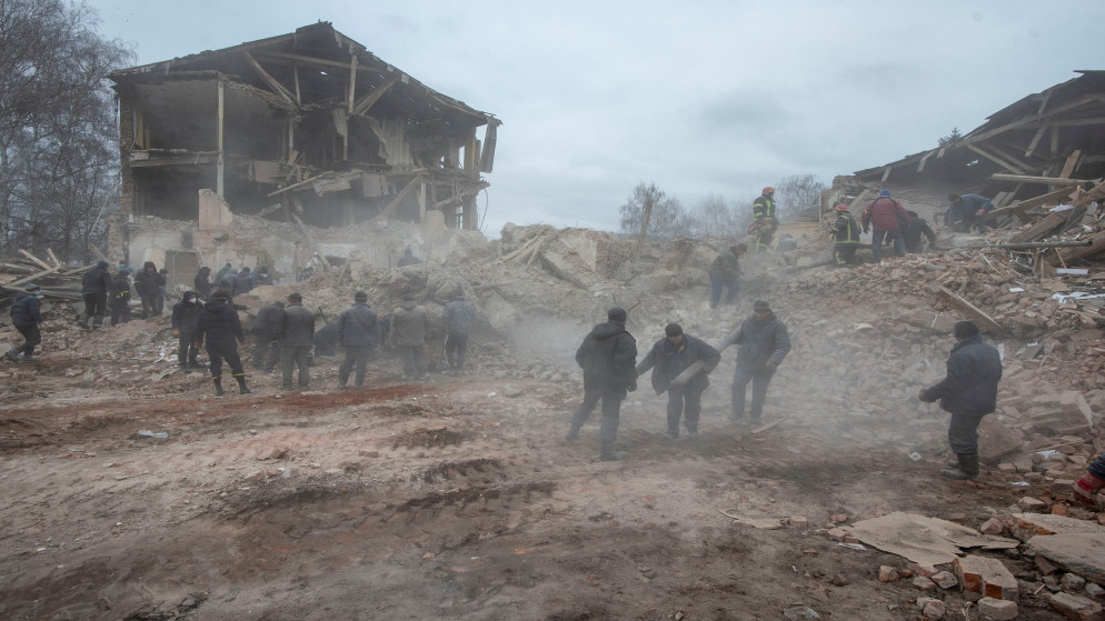 أنقاض مبنى قاعدة عسكرية دمرته غارة جوية في بلدة أوختيركا في منطقة سومي في أوكرانيا، 28 شباط/فبراير 2022. (رويترز)