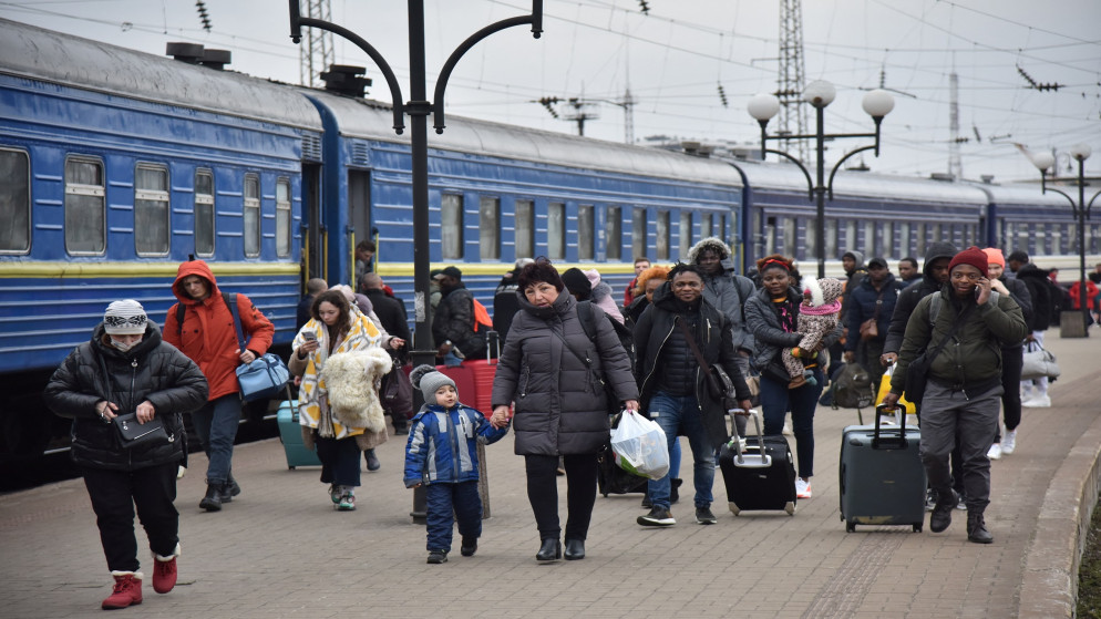 ركاب تم إجلاؤهم من مدينتي سومي يمشون على طول منصة محطة سكة حديد عند وصولهم إلى لفيف أوكرانيا. 25 فبراير 2022. (رويترز)