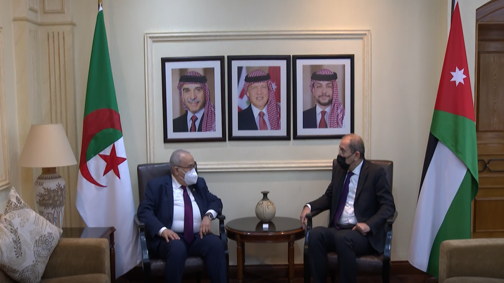 وزير الخارجية يبحث مع نظيره الجزائري سبل تعزيز العلاقات بين البلدين. (وزارة الخارجية)