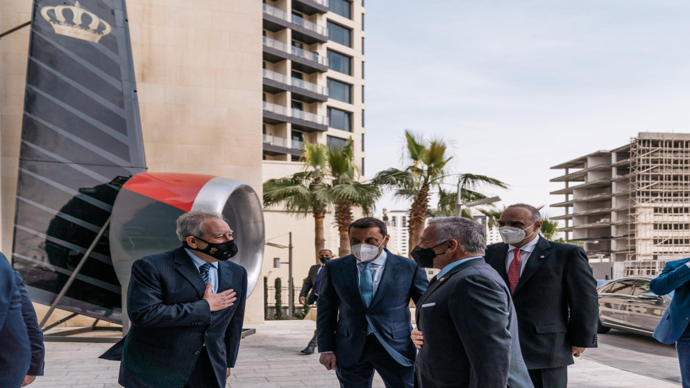 جلالة الملك عبدالله الثاني خلال زيارته شركة الخطوط الجوية الملكية الأردنية. (الديوان الملكي الهاشمي)