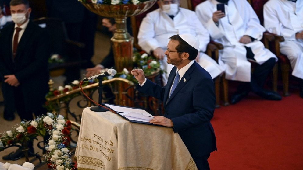الرئيس الإسرائيلي إسحق هرتسوغ أثناء حضوره حفلا في كنيس "نيفي شالوم" في إسطنبول. 10/03/2022. (ياسين اكغول / أ ف ب)