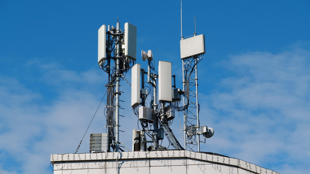 صورة توضيحية لبرج اتصالات يحمل شبكة الجيل الخامس. (shutterstock)