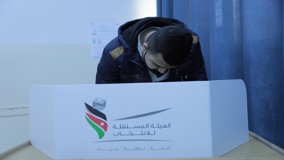 جانب من داخل قاعة للمشاركة في انتخابات مجالس البلدية ومجالس المحافظات ومجلس أمانة عمّان الكبرى. (عمرو الدجاني / المملكة)