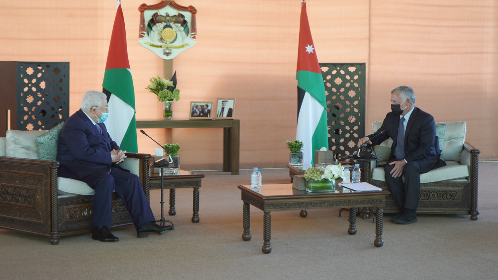 جلالة الملك عبدالله الثاني مع الرئيس الفلسطيني محمود عباس في زيارة سابقة إلى الأردن. (يوسف العلان/الديوان الملكي الهاشمي)