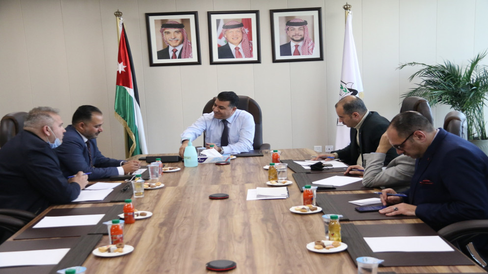 وزير الزراعة خالد الحنيفات خلال ترؤسه اجتماعا بخصوص الخطة الوطنية للحصاد المائي للعام 2022. (وزارة الزراعة)
