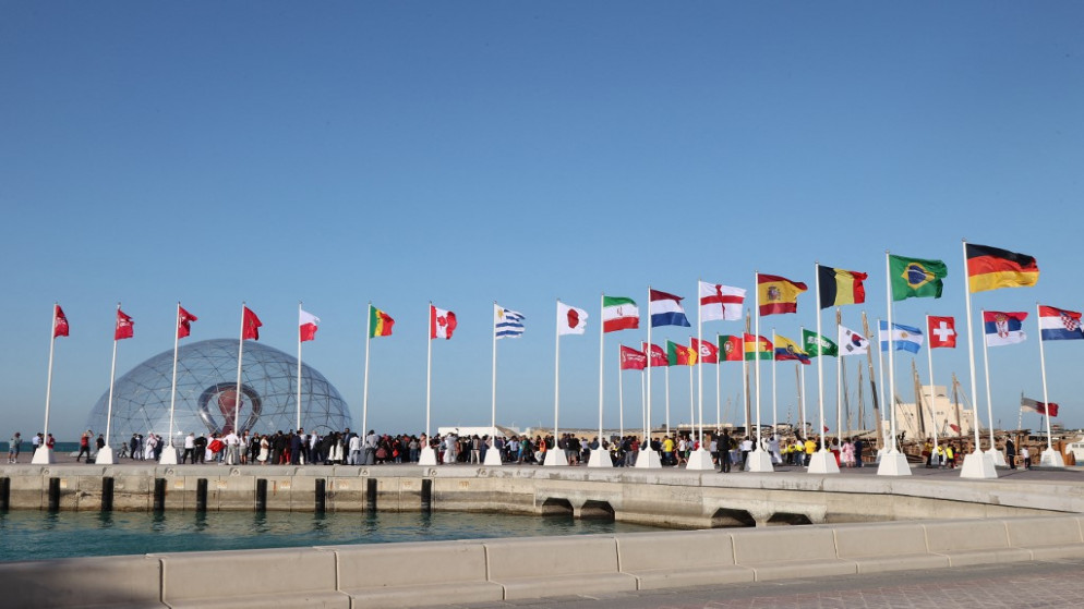منظر عام يظهر أعلام الدول المتأهلة لكأس العالم 2022 على الواجهة البحرية للعاصمة القطرية الدوحة. 30/03/2022. (كريم جعفر/ أ ف ب)