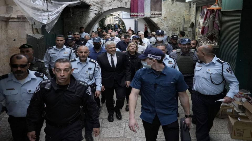 وزير الخارجية الإسرائيلي يائير لابيد خلال وجوده في منطقة باب العامود في مدينة القدس المحتلة. (تلفزيون فلسطين)