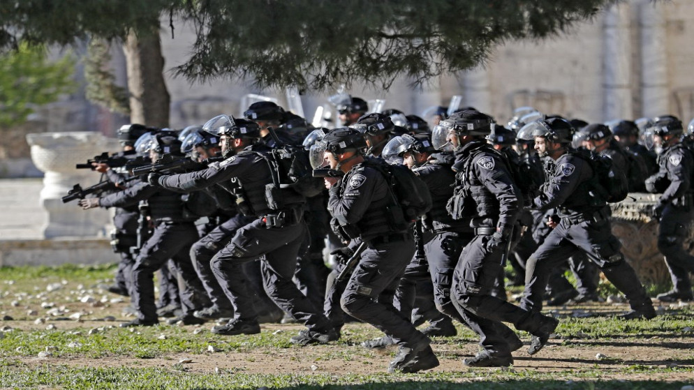 قوات تابعة للاحتلال الإسرائيلي خلال اقتحام المسجد الأقصى 15/4/2022 (أ ف ب)