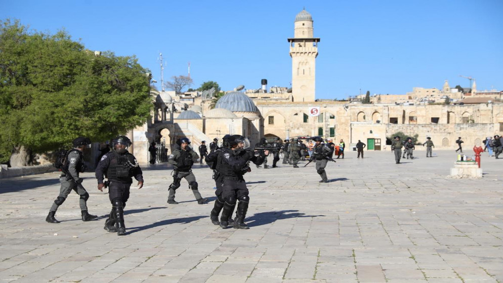 شرطة الاحتلال الإسرائيلية تقتحم المسجد الأقصى وتعتدي على المصلين فيه، وشبان يتصدون للاقتحام. 15/04/2022. (وفا)