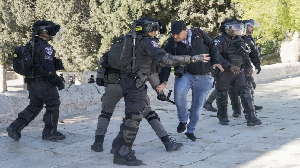 جيش الاحتلال الإسرائيلي يضرب مصور وكالة فرانس برس أثناء تغطيته للانتهاكات الإسرائيلية في المسجد الأقصى.15 أبريل 2022.(أ ف ب)