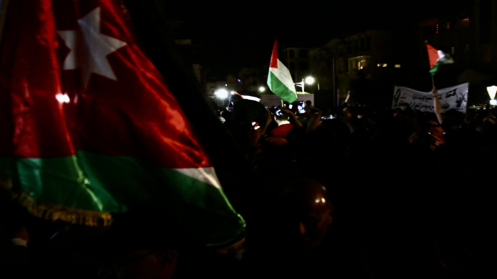 مئات المحتجين عند مسجد الكالوتي في عمّان بالقرب من السفارة الإسرائيلية احتجاجا على اقتحامات الاحتلال الإسرائيلي للمسجد الأقصى. (صلاح ملكاوي/ المملكة)