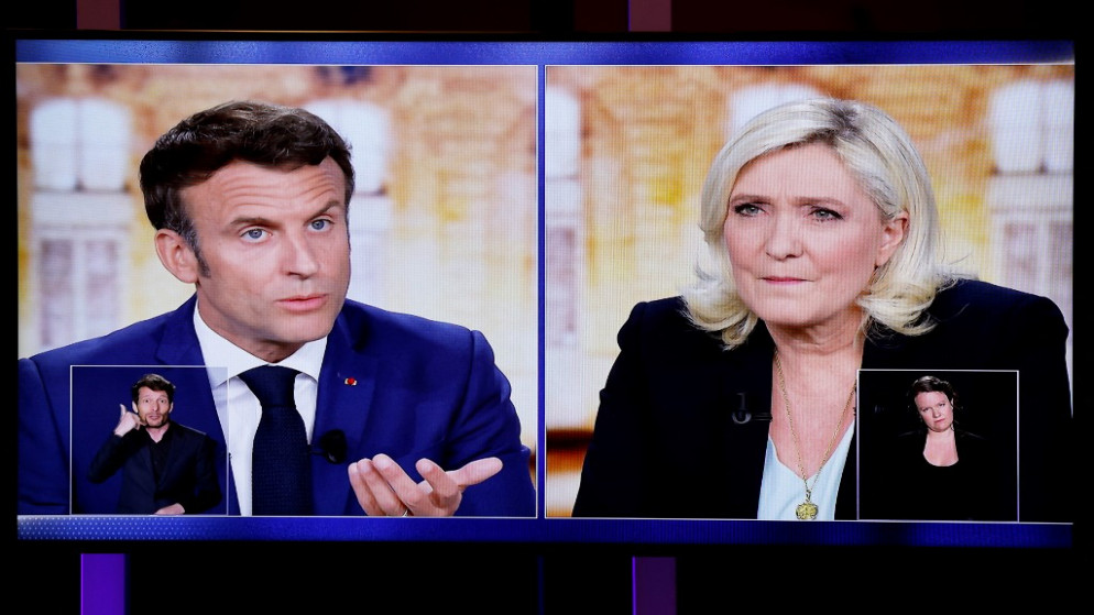 مناظرة تلفزيونية بين الرئيس الفرنسي المنتهية ولايته إيمانويل ماكرون مع منافسته مارين لوبن. 20/04/2022. (أ ف ب)