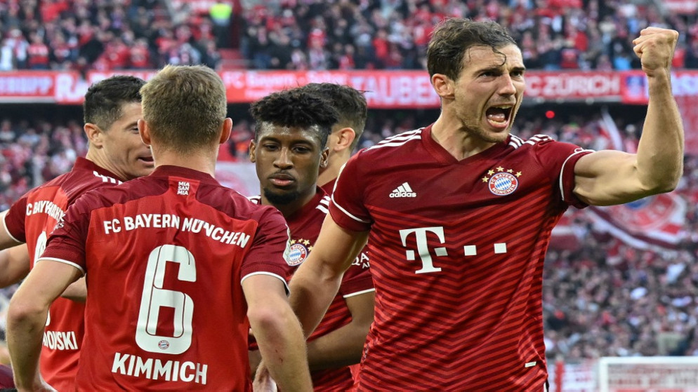 احتفال لاعبي بايرن ميونيخ بتسجيلهم الهدف الثاني في شباك بروسيا دورتموند ضمن منافسات الدوري الألماني لكرة القدم. (أ ف ب)