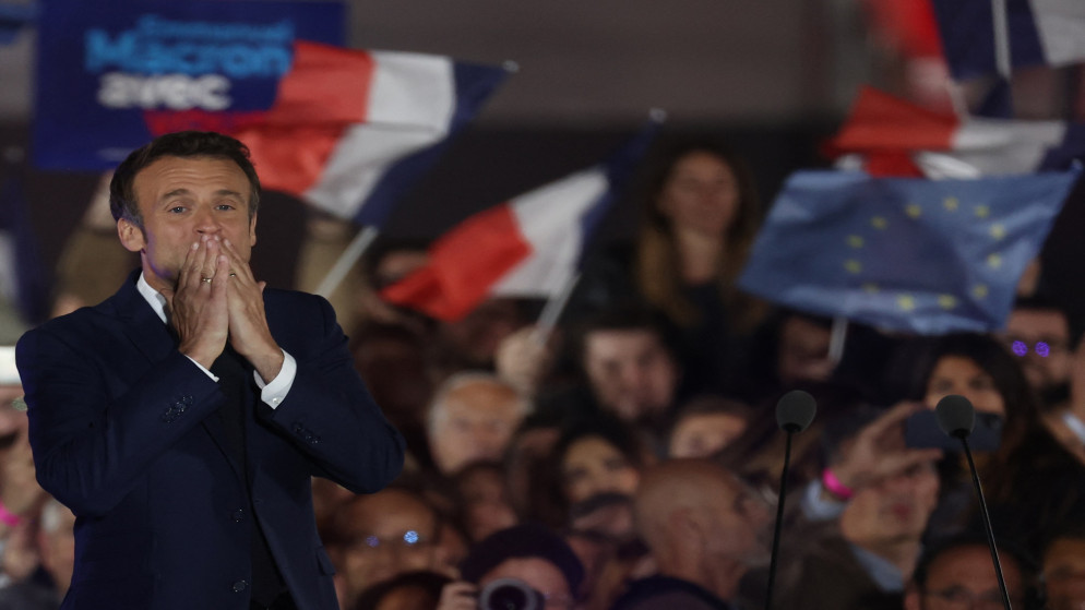 يحتفل الرئيس الفرنسي لإعادة انتخابه إيمانويل ماكرون بعد فوزه في الانتخابات الرئاسية الفرنسية. 24 أبريل 2022. (أ ف ب)