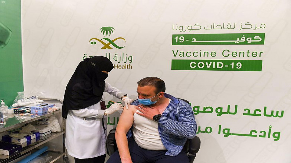 ممرضة تعطي لقاح مضاد لكورونا لشخص في مركز تطعيم في السعودية. (واس)