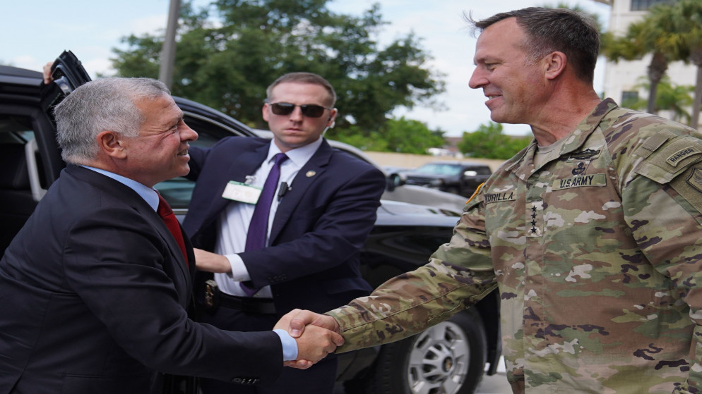 جلالة الملك عبدالله الثاني خلال لقائه قائد القيادة المركزية الأميركية الجنرال مايكل كوريلا. (الديوان الملكي الهاشمي)