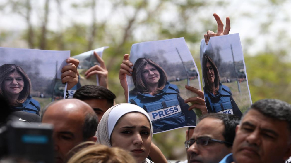 فلسطينيون وصحفيون يستقبلون جثمان الشهيدة مراسلة قناة الجزيرة شيرين أبو عاقلة في نابلس. 11/05/2022. (أيمن نوباني/ وفا)