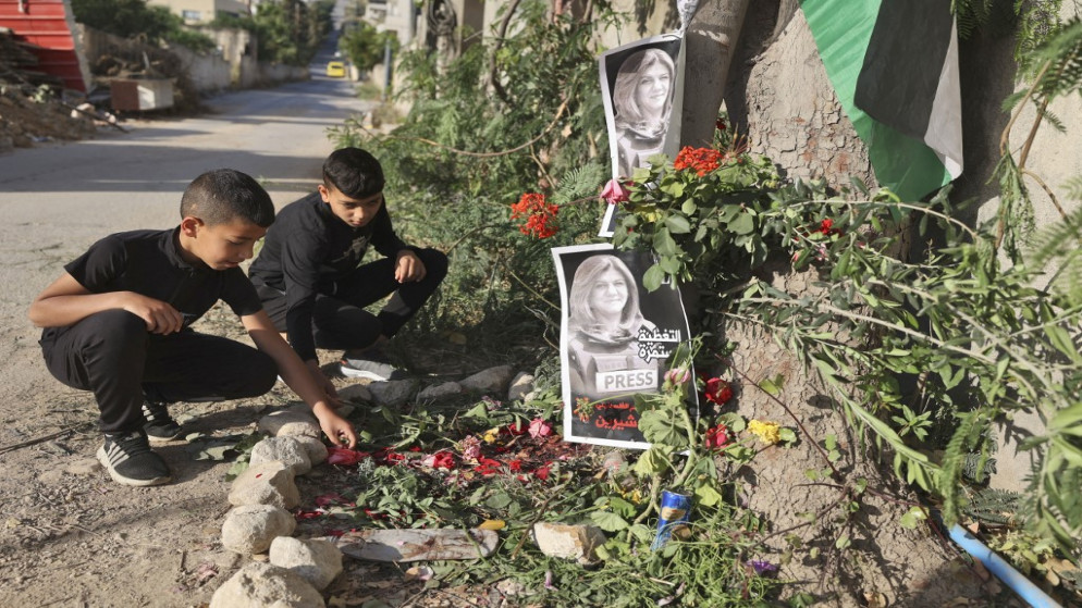 أطفال يزورون الموقع الذي قُتلت فيه الصحفية شيرين أبو عاقلة في جنين في الضفة الغربية المحتلة. 12/05/2022. (جعفر اشتية / أ ف ب)
