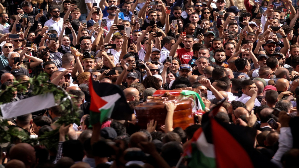 الآلاف يشيعون جثمان الشهيدة الصحفية شيرين أبو عاقلة في القدس المحتلة. (رويترز)