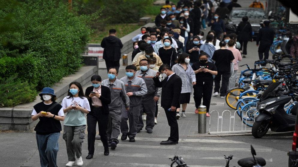 ينتظر الناس في طابور لاختبار فيروس كورونا في موقع لجمع المسحات في بكين .25 أبريل/ نيسان 2022. (أ ف ب)