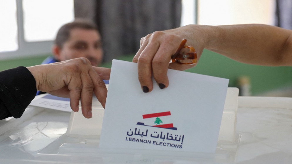 لبنانية تدلي بصوتها في الانتخابات النيابية في مركز اقتراع في العاصمة اللبنانية بيروت، 15 أيار/ مايو 2022 (أ ف ب)
