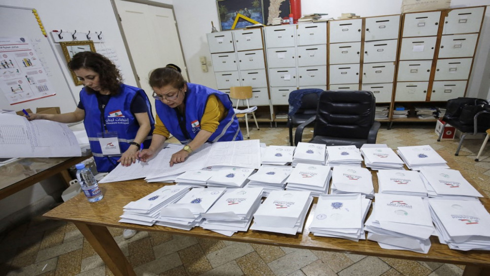 هيئة الانتخابات اللبنانية تبدأ بفرز الأصوات للانتخابات النيابية في مركز اقتراع في مدينة البترون الساحلية الشمالية. 15/05/2022. (إبراهيم شلهوب/ أ ف ب)