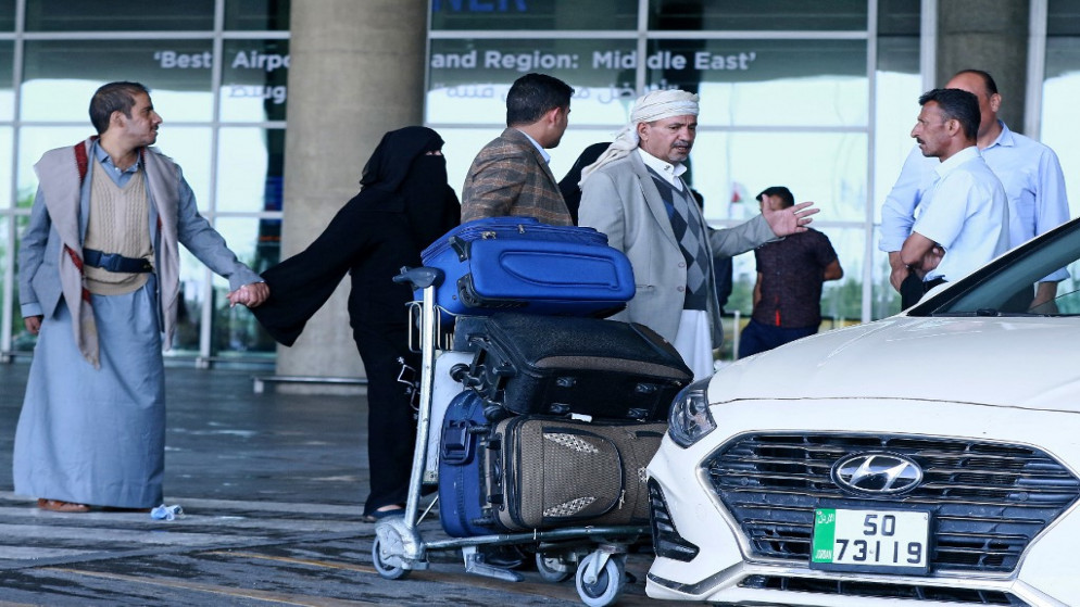 مسافرون يمنيون يصلون مطار الملكة علياء في عمّان بعد مغادرتهم صنعاء في أول رحلة تجارية منذ نحو 6 سنوات. 16 أيار/مايو 2022. (خليل مزرعاوي / أ ف ب)