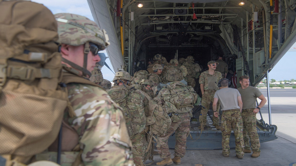 جنود في الجيش الأميركي يستعدون للمغادرة إلى كينيا لمكافحة حركة الشباب المرتبطة بتنظيم القاعدة. (رويترز)