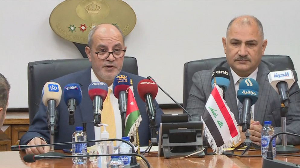 وزير الصناعة والتجارة والتموين يوسف الشمالي (يسار) خلال مؤتمر صحفي مع وزير الصناعة والمعادن العراقي منهل عزيز الخباز. (المملكة)