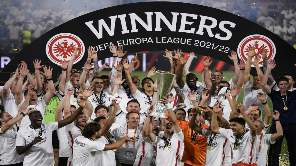 لاعبو فرانكفورت يحتفلون بالكأس بعد فوزهم في المباراة النهائية للدوري الأوروبي، 18 مايو 2022. (أ ف ب)