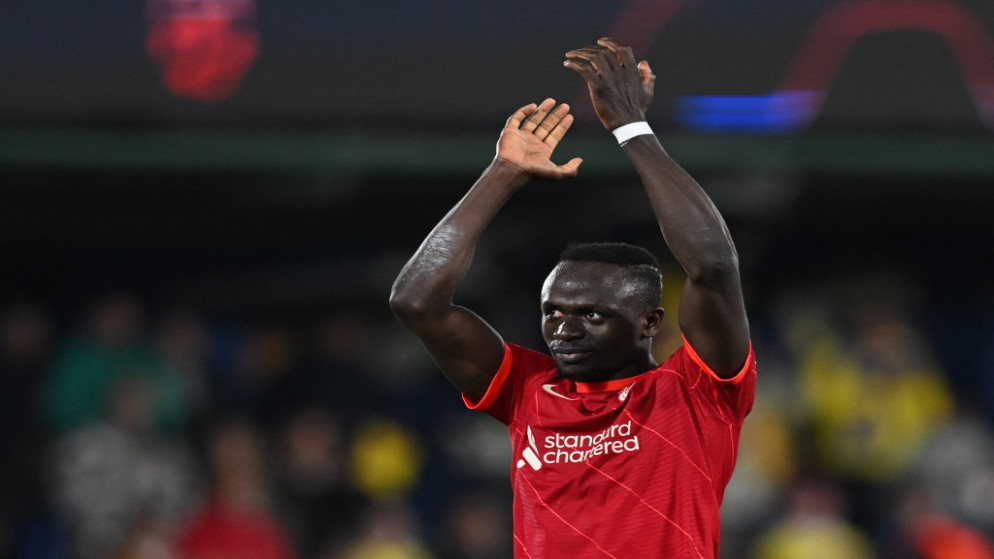 يحتفل مهاجم ليفربول السنغالي ساديو ماني بنهاية مباراة إياب نصف نهائي دوري أبطال أوروبا لكرة القدم بين ليفربول وفياريال في ملعب لا سيراميكا في فيلا ريال، 3 أيار/مايو 2022 (أ ف ب)