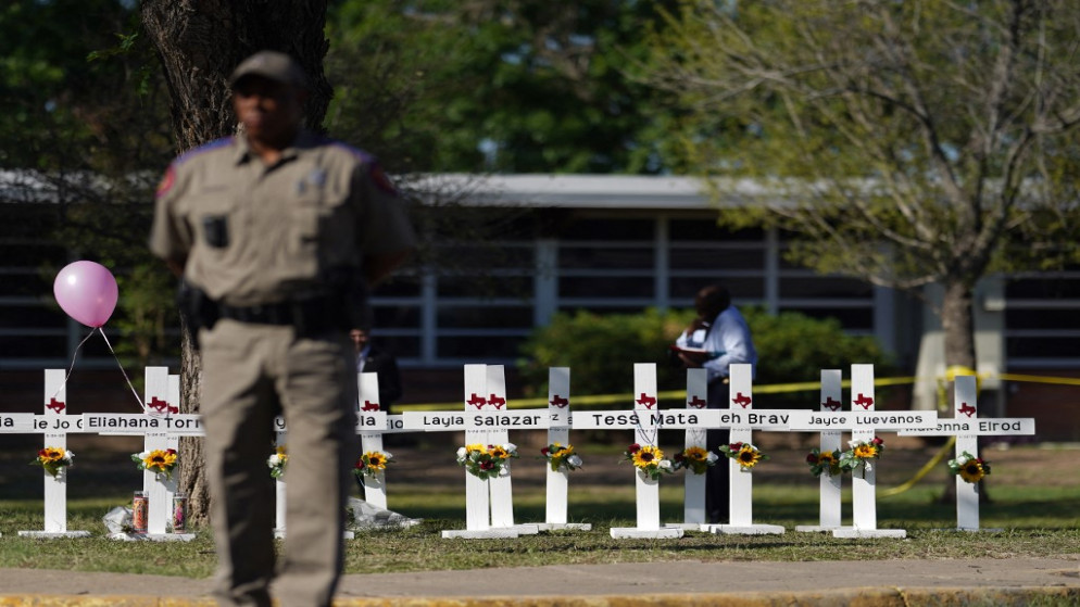 صلبان خارج مدرسة روب الابتدائية إحياءً لذكرى أولئك الذين قتلوا الثلاثاء، في أوفالدي، تكساس، 26 مايو 2022. (أ ف ب)