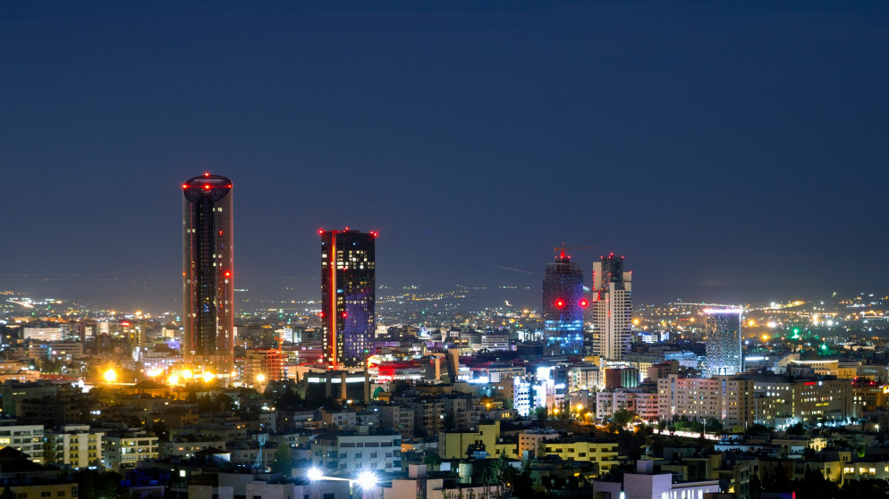 منظر ليلي عام لمبانٍ في مدينة عمّان. (shutterstock)