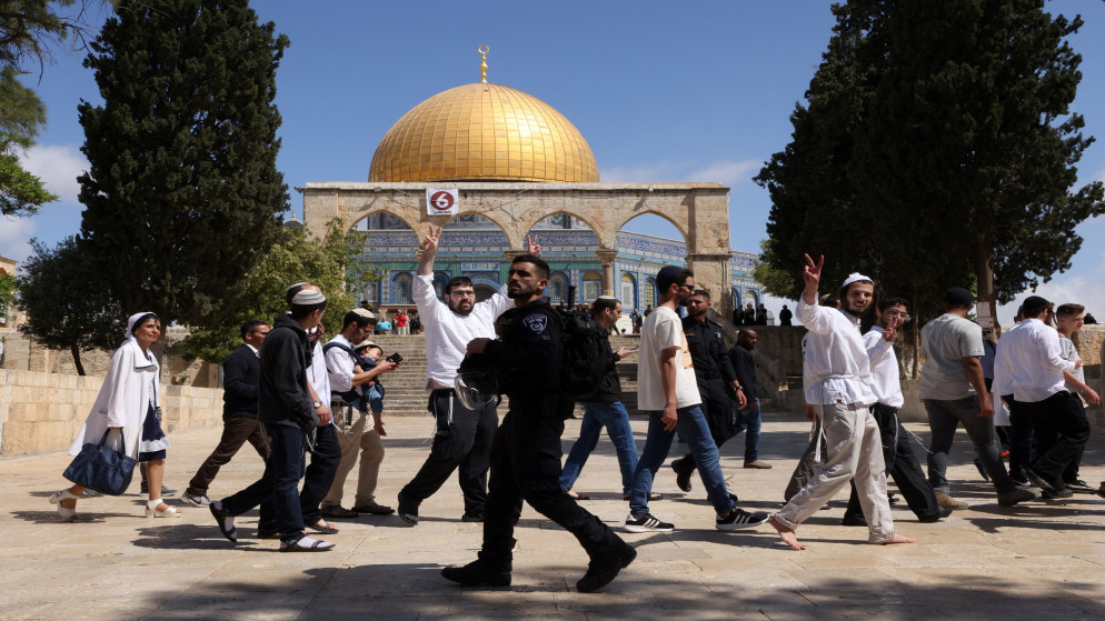اقتحام مستوطنين يهود للمسجد الأقصى تحت حماية شرطة الاحتلال الإسرائيلي. (رويترز)