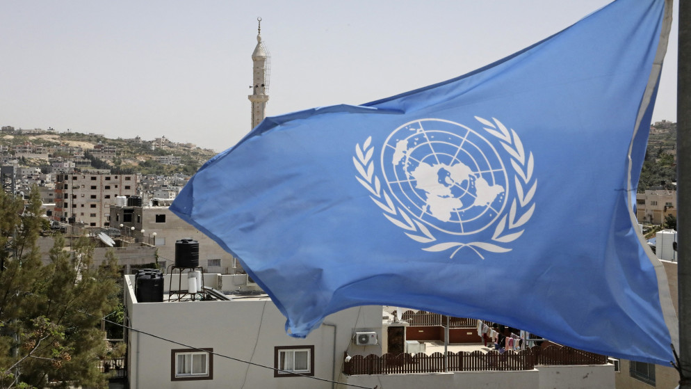 علم الأمم المتحدة فوق مدرسة في مخيم الفوار للاجئين الفلسطينيين جنوب غرب الخليل، 8 نيسان/ أبريل 2021. (أ ف ب)