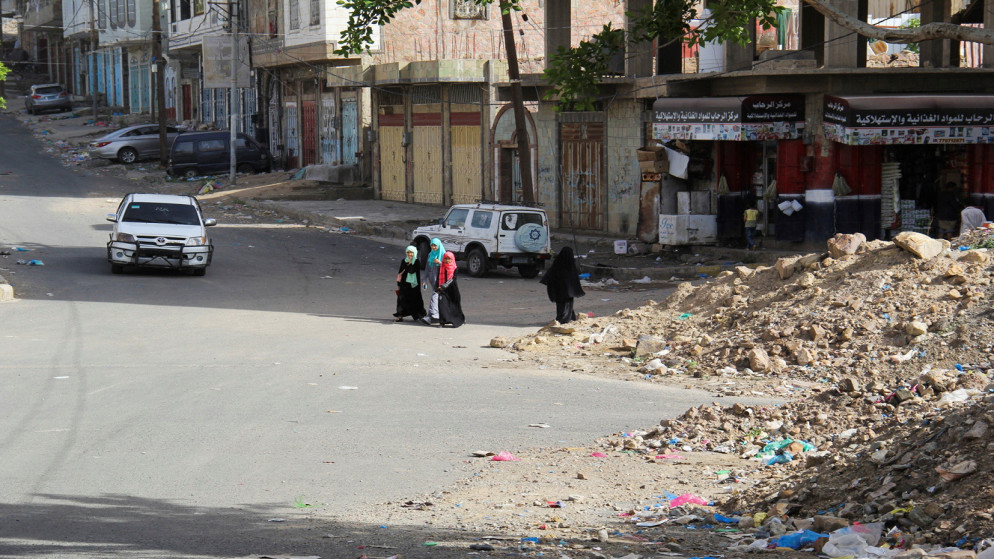 يمنيون يسيرون في شارع في مدينة تعز الخاضعة لسيطرة الحوثيين. 15 أيار/مايو 2022. (رويترز)