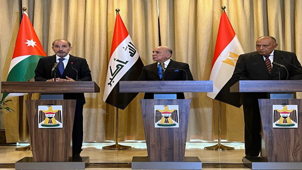نائب رئيس الوزراء وزير الخارجية وشؤون المغتربين أيمن الصفدي خلال تصريحات صحفية مشتركة مع نظيريه العراقي والمصري. (وزارة الخارجية)
