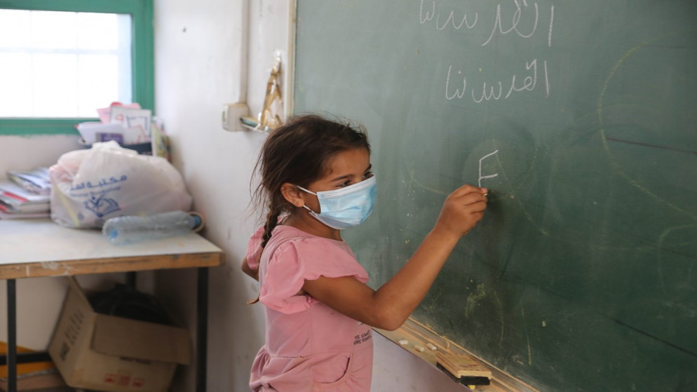 صورة أرشيفية لطفلة في مدرسة تتبع لأونروا في قطاع غزة. (وفا)