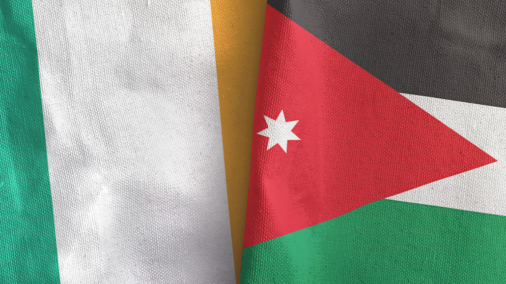 العلمان الأردني والإيرلندي.(shutterstock)