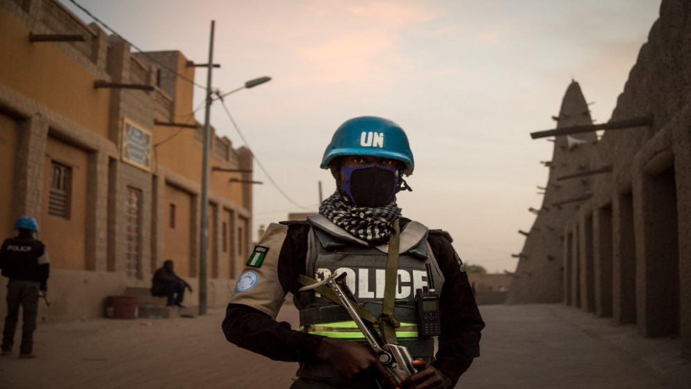 رجل شرطة من بعثة الأمم المتحدة لتحقيق الاستقرار في مالي (مينوسما). (أ ف ب)