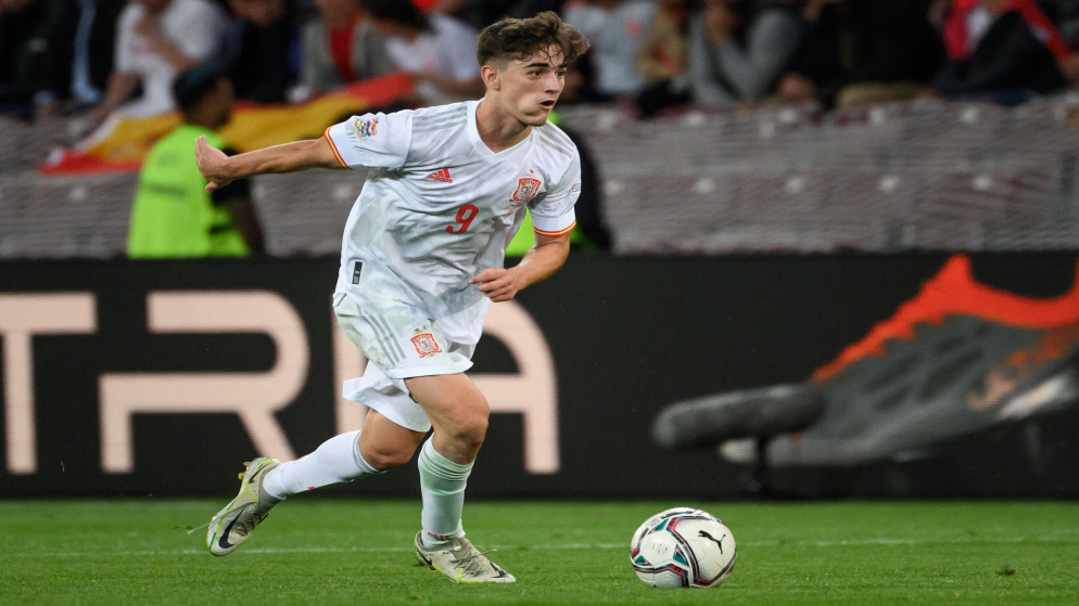 لاعب خط الوسط الإسباني غافي في مباراة أمام سويسرا في دوري الأمم الأوروبية، 9 حزيران/يونيو 2022. (أ ف ب)