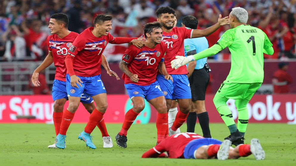 احتفال لاعبي كوستاريكا بالتأهل إلى مونديال قطر 2022. (أ ف ب)