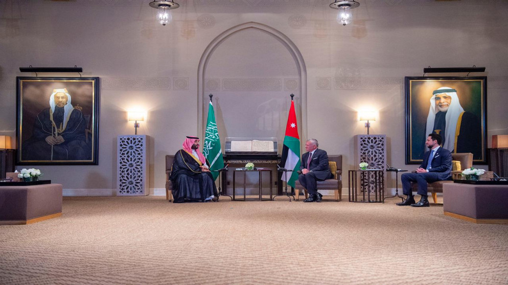 جلالة الملك عبدالله الثاني وسمو الأمير الحسين بن عبدالله الثاني ولي العهد خلال لقائهما ولي العهد السعودي الأمير محمد بن سلمان. (الديوان الملكي الهاشمي)